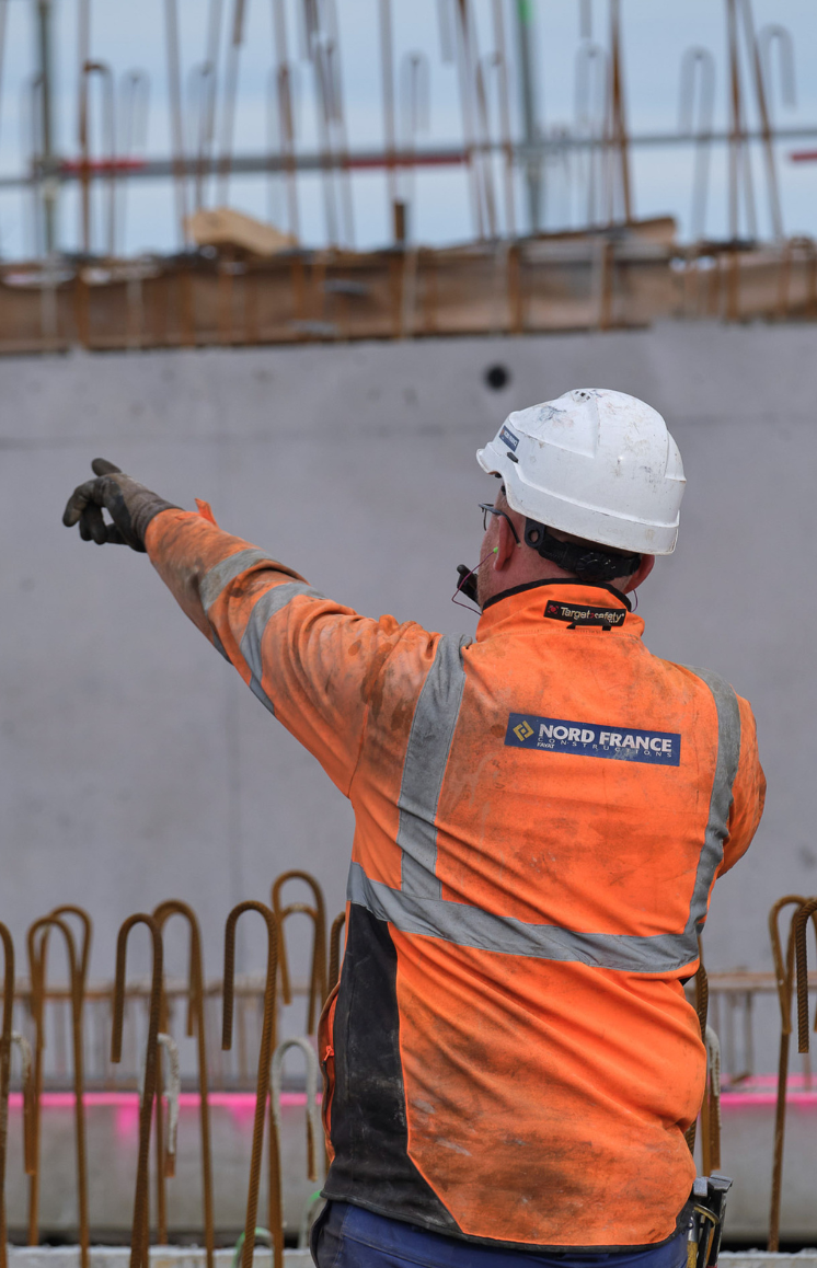 Chef de chantier qui indique un point de vue