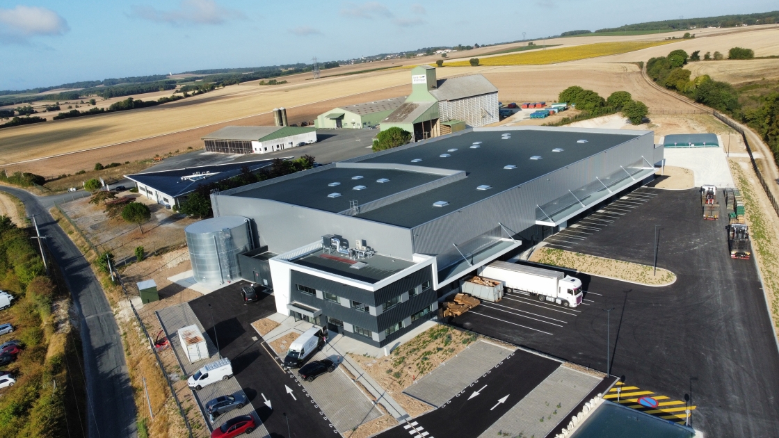 Construction d'une plateforme logistique Renault à Saint Jean d'Angély, Charente-Maritime (17), Nouvelle-Aquitaine - conception et réalisation Espace Engineering Fayat contractant général, maître d'œuvre et architecture