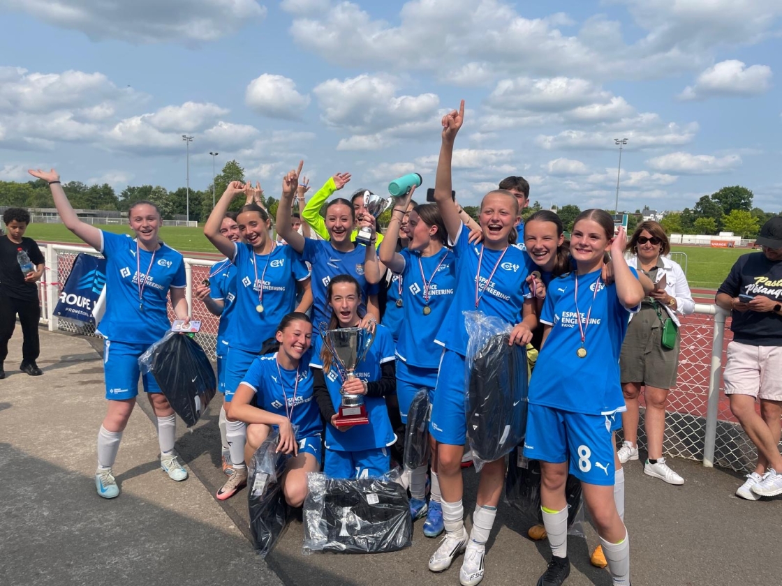Sponsor club de foot CO.Pacé, équipe féminine U18 - Espace Engineering Fayat, contractant général et maître d'oeuvre, conception et réalisation de bâtiments professionnels clé en main
