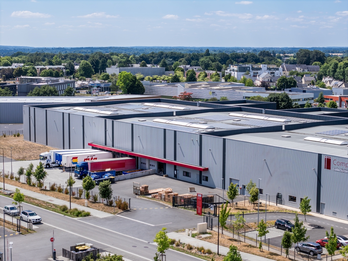 Vue aérienne quai poids lourds bâtiment industriel Comptoir de Bretagne à Pacé (35) - conception et réalisation Espace Engineering Fayat