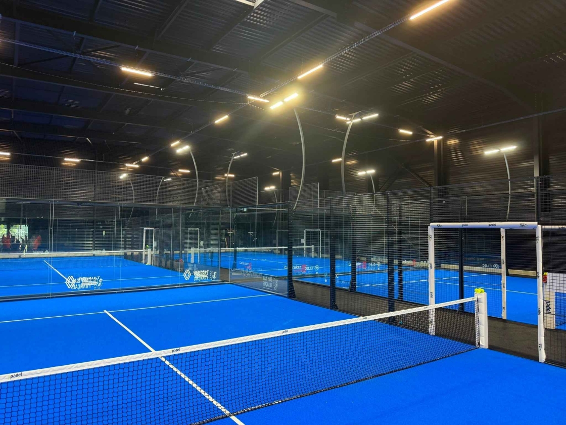 Terrains de padel d'un bâtiment de commerce/sport/loisirs à Le Thou, Charente-Maritime (17), Nouvelle-Aquitaine - conception et réalisation Espace Engineering Fayat, contractant général et maître d'oeuvre