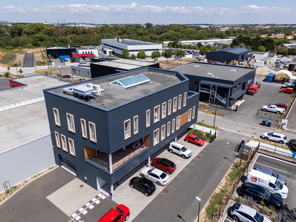 Vue aérienne bâtiment tertiaire en TCE à Périgny (17) - conception et réalisation Espace Engineering Fayat