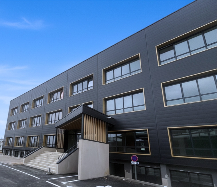 Bâtiment de bureaux multi preneur réhabilité à Pacé, Ille-et-Vilaine (35), Bretagne - conception et réalisation Espace Engineering Fayat, contractant général, maître d'oeuvre et architecture