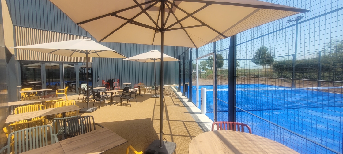 Construction d'un bâtiment de commerce/sport/loisirs dédié à la pratique du padel à Le Thou, Charente-Maritime (17), Nouvelle-Aquitaine - conception et réalisation Espace Engineering Fayat, contractant général et maître d'oeuvre