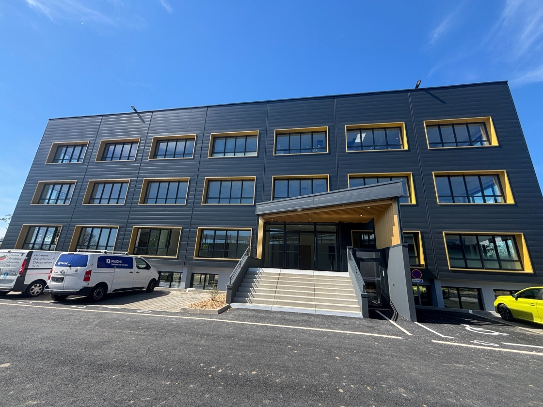 Réhabilitation bâtiment de bureaux le Kube à Pacé, Ille-et-Vilaine (35), Bretagne - conception et réalisation Espace Engineering Fayat contractant général, maître d'œuvre et architecture