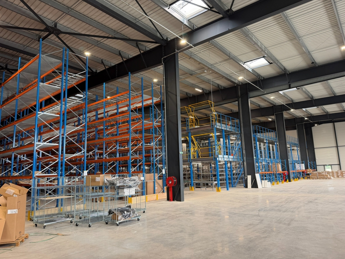 Aménagement intérieur construction d'une plateforme logistique Renault à Saint Jean d'Angély, Charente-Maritime (17), Nouvelle-Aquitaine - conception et réalisation Espace Engineering Fayat contractant général, maître d'œuvre et architecture
