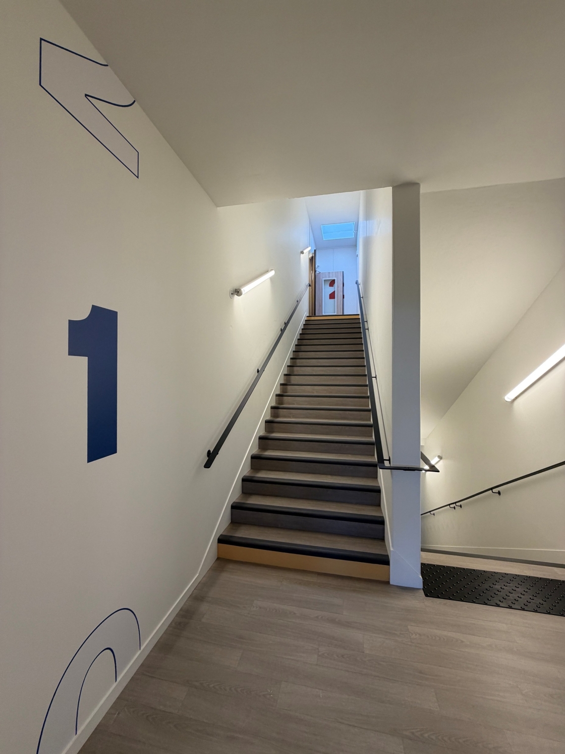 Escalier à double révolution extension bâtiment d'enseignement AFTEC à Rennes, Ille-et-Vilaine (35), Bretagne - conception et réalisation Espace Engineering Fayat, contractant général et maître d'oeuvre