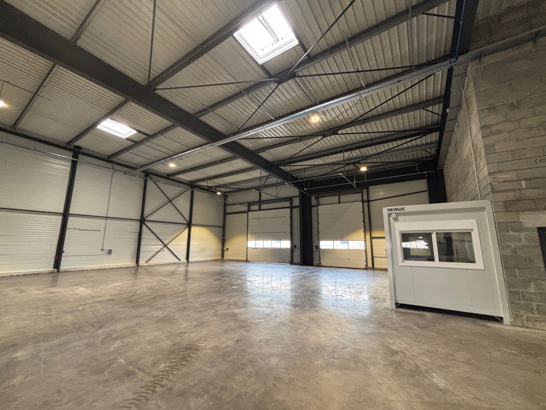 Aménagement intérieur bâtiment industriel Newloc à Carquefou (44), Loire-Atlantique, Pays de la Loire - Conception et réalisation Espace Engineering Fayat, contractant général et maître d'œuvre