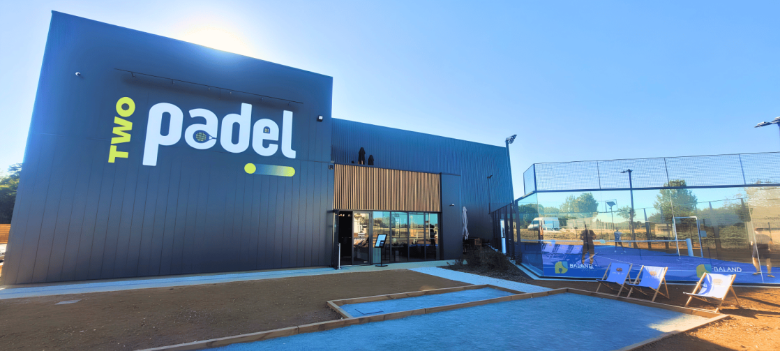 Construction d'un bâtiment de commerce/sport/loisirs dédié à la pratique du padel à Le Thou, Charente-Maritime (17), Nouvelle-Aquitaine - conception et réalisation Espace Engineering Fayat, contractant général et maître d'oeuvre