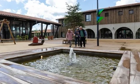 place avec fontaine dans village Alzheimer