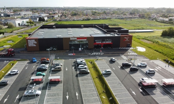 Bâtiment commercial - grande distribution - Intermarché à Surgères, Charente-Maritime (17), Nouvelle-Aquitaine - conception et réalisation Espace Engineering Fayat, contractant général et maître d'oeuvre