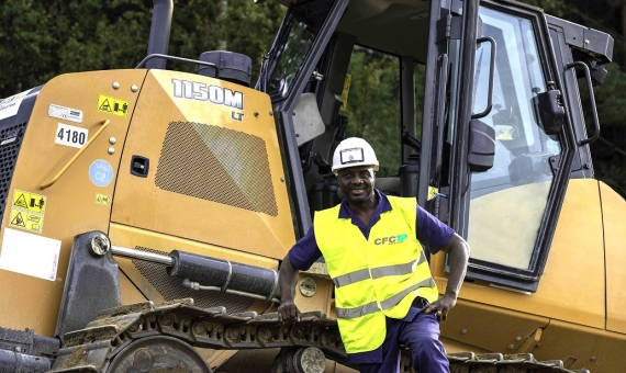 Apprenti devant engin