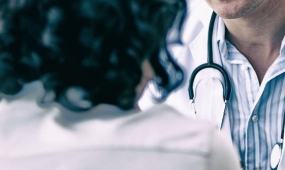 médecin en consultation avec une patiente