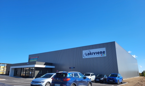 Bâtiment industriel Larivière à Saintes, Charente-Maritime (17), Nouvelle-Aquitaine - Conception et réalisation Espace Engineering Fayat, contractant général et maître d'œuvre