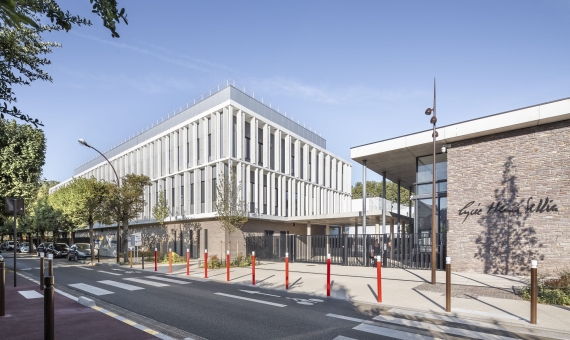 Vue extérieure depuis la rue sur le lycée