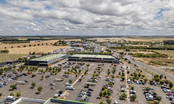 Vue aérienne grand angle bâtiment commercial Retail Park Niort (79) - conception et réalisation Espace Engineering Fayat