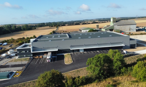 Construction d'une plateforme logistique Renault à Saint Jean d'Angély, Charente-Maritime (17), Nouvelle-Aquitaine - conception et réalisation Espace Engineering Fayat contractant général, maître d'œuvre et architecture