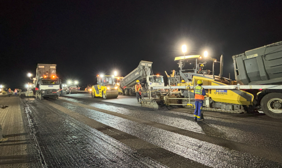 Vue nuit plusieurs engins aéroport