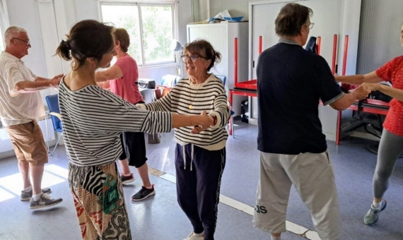 différentes personnes se tiennent par les main 2 par 2