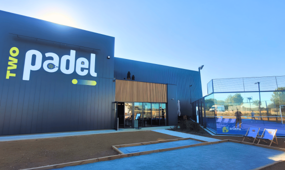 Construction d'un bâtiment de commerce/sport/loisirs dédié à la pratique du padel à Le Thou, Charente-Maritime (17), Nouvelle-Aquitaine - conception et réalisation Espace Engineering Fayat, contractant général et maître d'oeuvre
