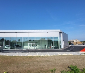 Construction d'une concession automobile Ford à Cognac, Charente (16), Nouvelle-Aquitaine - conception et réalisation Espace Engineering Fayat, contractant général et maître d'oeuvre