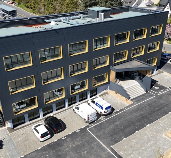 Bâtiment de bureaux réhabilité multi-preneurs Le Kube à Pacé, Ille-et-Vilaine (35), Bretagne - conception et réalisation Espace Engineering Fayat, contractant général et maître d'oeuvre