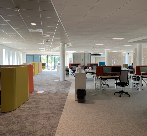 Aménagement intérieur bâtiment de bureaux Avem à Bruz, Ille-et-Vilaine (35), Bretagne - Conception et réalisation Espace Engineering Fayat, contractant général et maître d'œuvre