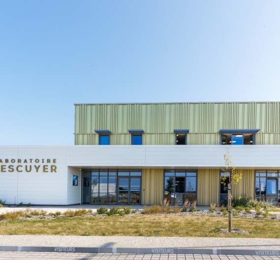 Façade principale du bâtiment logistique Laboratoire Lescuyer à Sainte-Soulle, Charente-Maritime (17), Nouvelle-Aquitaine - conception et réalisation Espace Engineering Fayat, contractant général et maître d'œuvre