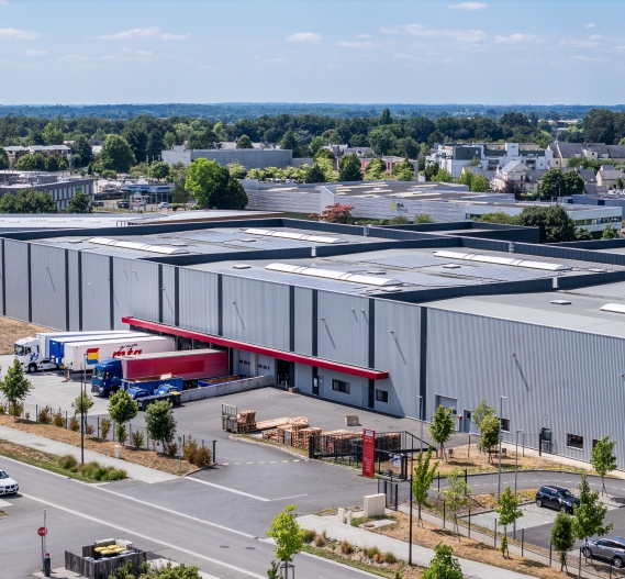 Vue aérienne quai poids lourds bâtiment industriel Comptoir de Bretagne à Pacé (35) - conception et réalisation Espace Engineering Fayat