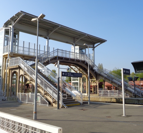 01-acml-5698-mo-sncf-reseau-infra-moe-sncf-infra-systra-photo-acml-vue-passerelle-sur-les-quais.jpg