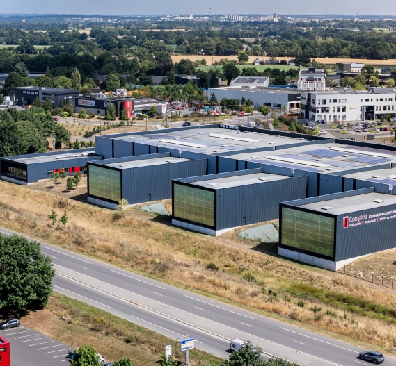 Vue aérienne bâtiment industriel Comptoir de Bretagne à Pacé (35) - conception et réalisation Espace Engineering Fayat, contractant général et maître d'œuvre