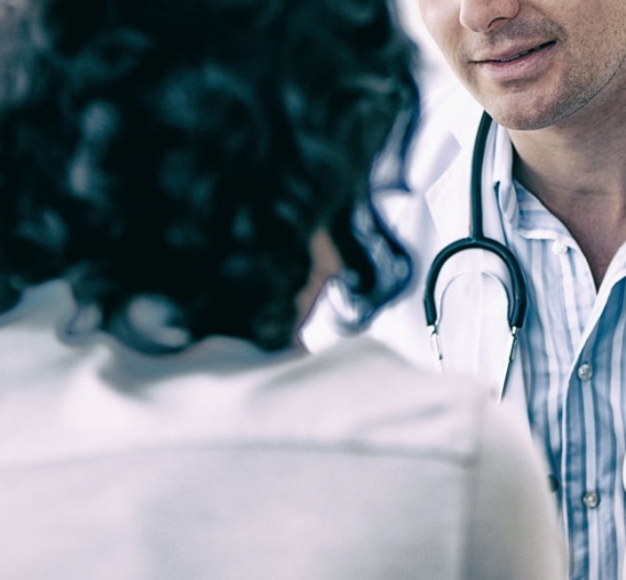 médecin en consultation avec une patiente