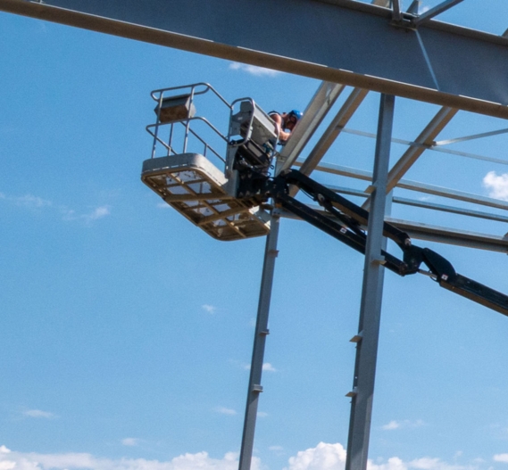 montage de la charpente métallique sur site