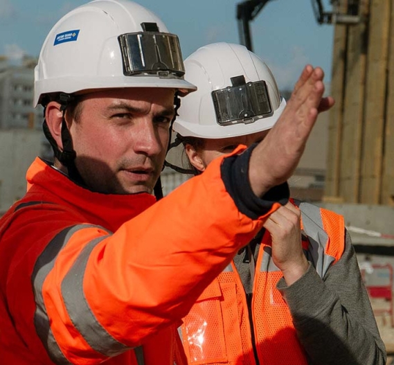 onducteur de travaux coordonnant les équipes de montage sur chantier