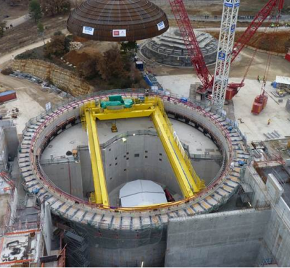 Pont roulant dans une cuve nucléaire