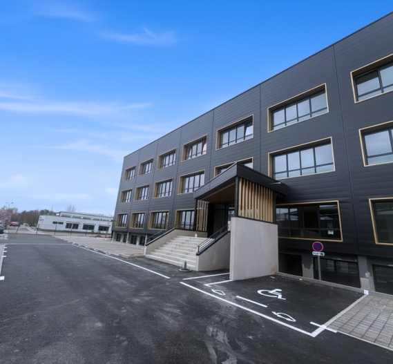 Réhabilitation bâtiment de bureaux Le Cube à Pacé, Ille-et-Vilaine (35), Bretagne - - conception et réalisation Espace Engineering Fayat, contractant général et maître d'œuvre