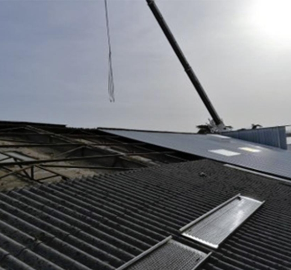 Charpente entrain d'être posé