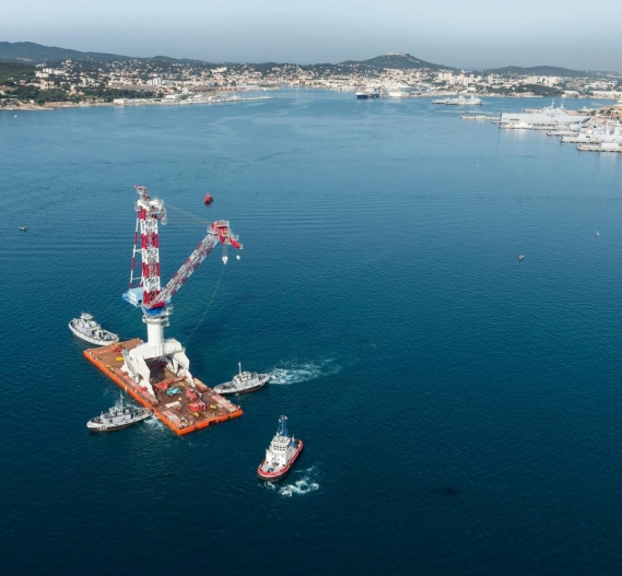 joseph-paris-2016-la-grue-traverse-la-rade-de-toulon_0.jpg