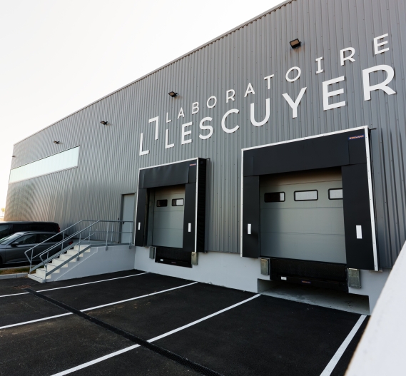 Quai poids lourd bâtiment industriel Laboratoire Lescuyer à Sainte-Soulle, Charente-Maritime (17), Nouvelle-Aquitaine - conception et réalisation Espace Engineering Fayat - contractant général et maître d'oeuvre
