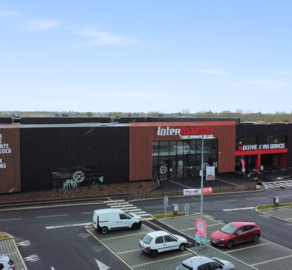 Bâtiment commercial supermarché Intermarché à Surgères, Charente-Maritime (17), Nouvelle-Aquitaine - conception et réalisation Espace Engineering contractant et maître d'oeuvre