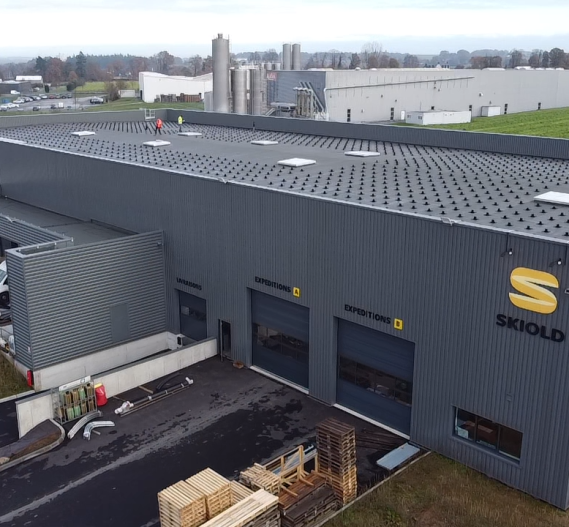 Bâtiment industriel Skiold à Pontivy, Morbihan (56), Bretagne - Conception et réalisation Espace Engineering Fayat, contractant général et maître d'œuvre
