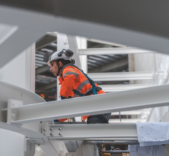 vue qu'un compagnon réalisant la pose de charpente metallique pour un ouvrage architectural