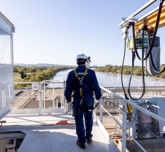 Homme avec ses EPI sur une grue