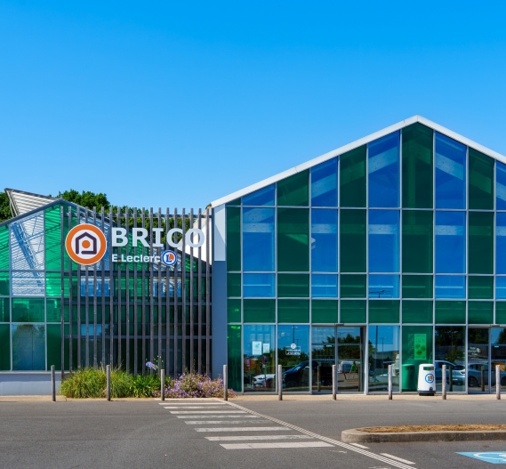 Bâtiment commercial E.Leclerc à Pontivy, Morbihan (56), Bretagne- conception et réalisation Espace Engineering Fayat, contractant général et maître d'œuvre