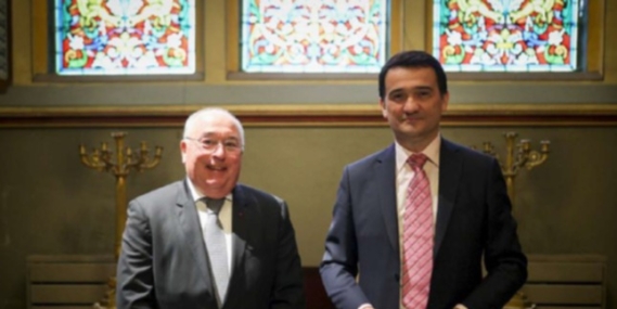 Jean-Claude Fayat, président du Groupe Fayat, et Jean-Denis Portelli, président de lassociation Cathedra, lors de la signature de la convention de mécénat ce mardi 11 avril 2023. (Crédit : Antoine OLLIER Photographie)