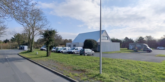 Bâtiment démoli avant construction d'un ensemble tertiaire à Puilboreau, Charente-Maritime (17), Nouvelle-Aquitaine - conception et réalisation Espace Engineering Fayat, contractant général et maître d'oeuvre