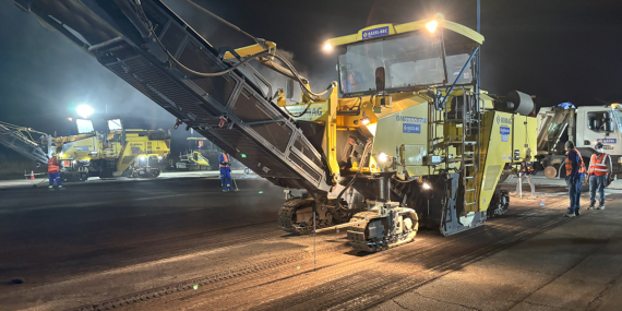 Vue nuit engin piste aéroport