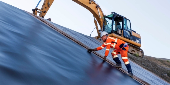 Homme engins et géotextile geobio