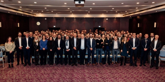 Convention Fayat Metal photo de groupe dans une salle