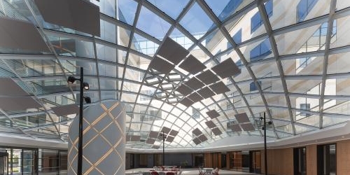 Vue de l'intérieur de la verrière du campus connect velizy